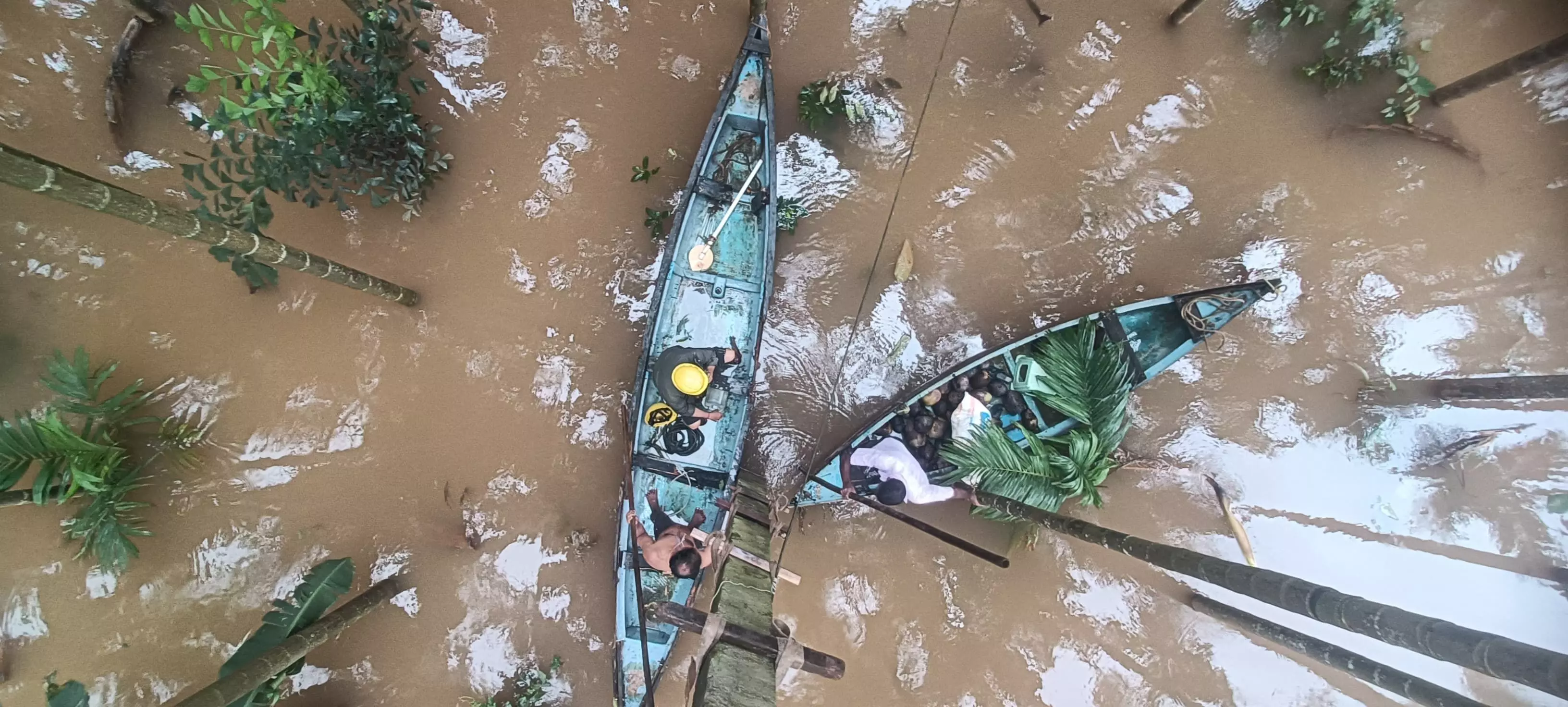 ಬಜ್ಪೆ: ದೋಣಿಯಲ್ಲಿ ತೆರಳಿ ವಿದ್ಯುತ್ ಸಮಸ್ಯೆ ಸರಿಪಡಿಸಿದ ಮೆಸ್ಕಾಂ ಸಿಬ್ಬಂದಿ ಬಜ್ಪೆ: ದೋಣಿಯಲ್ಲಿ ತೆರಳಿ ವಿದ್ಯುತ್ ಸಮಸ್ಯೆ ಸರಿಪಡಿಸಿದ ಮೆಸ್ಕಾಂ ಸಿಬ್ಬಂದಿ