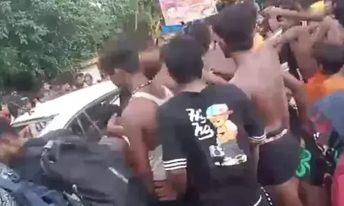 ಉತ್ತರ ಪ್ರದೇಶ: ಕನ್ವರ್ ಯಾತ್ರಿಗೆ ಢಿಕ್ಕಿ ಹೊಡೆದಿದೆ ಎಂದು ಕಾರನ್ನು ಧ್ವಂಸಗೊಳಿಸಿದ ಕನ್ವರಿಯಾಗಳು;‌ ಕಾರು ಚಾಲಕನ ಬಂಧನ