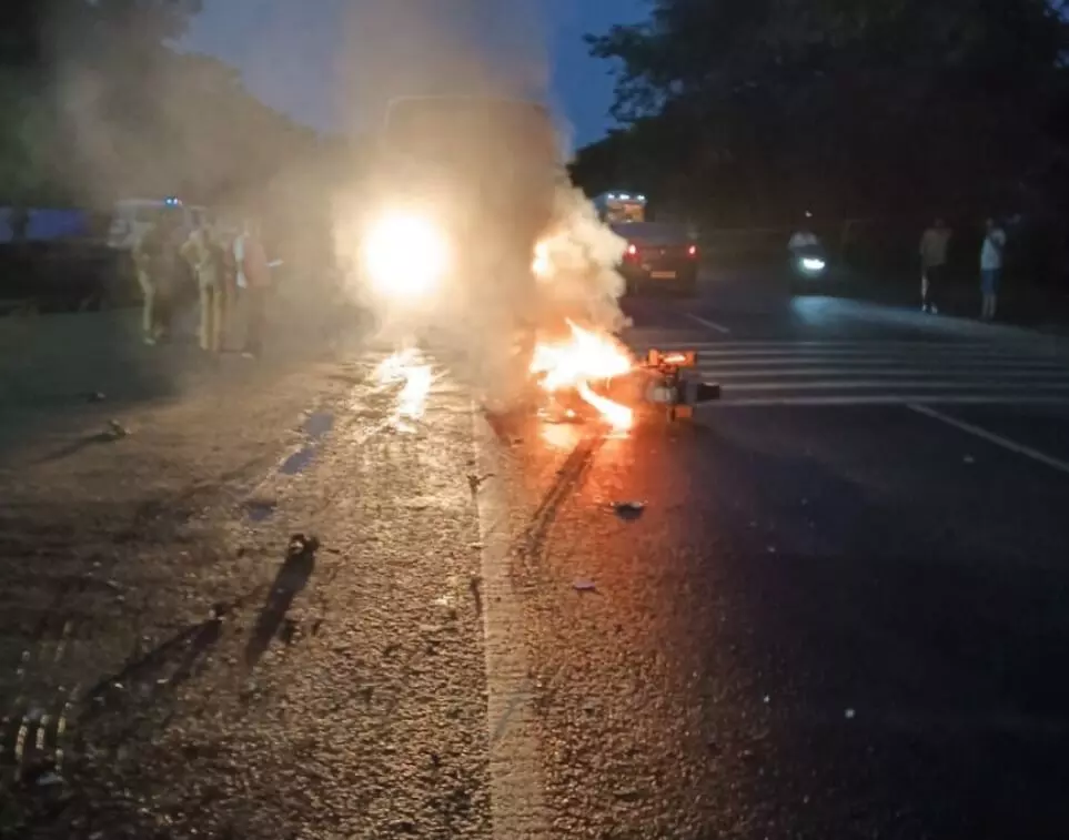 ಕಲಬುರಗಿ | ಸಾರಿಗೆ ಬಸ್ - ಬೈಕ್ ನಡುವೆ ಢಿಕ್ಕಿ : ಇಬ್ಬರು ಸ್ಥಳದಲ್ಲೇ ಮೃತ್ಯು ಕಲಬುರಗಿ | ಸಾರಿಗೆ ಬಸ್ - ಬೈಕ್ ನಡುವೆ ಢಿಕ್ಕಿ : ಇಬ್ಬರು ಸ್ಥಳದಲ್ಲೇ ಮೃತ್ಯು