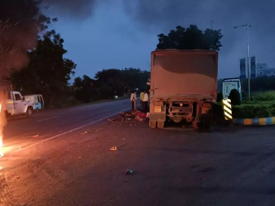 ಕಲಬುರಗಿ | ಸಾರಿಗೆ ಬಸ್ - ಬೈಕ್ ನಡುವೆ ಢಿಕ್ಕಿ : ಇಬ್ಬರು ಸ್ಥಳದಲ್ಲೇ ಮೃತ್ಯು ಕಲಬುರಗಿ | ಸಾರಿಗೆ ಬಸ್ - ಬೈಕ್ ನಡುವೆ ಢಿಕ್ಕಿ : ಇಬ್ಬರು ಸ್ಥಳದಲ್ಲೇ ಮೃತ್ಯು