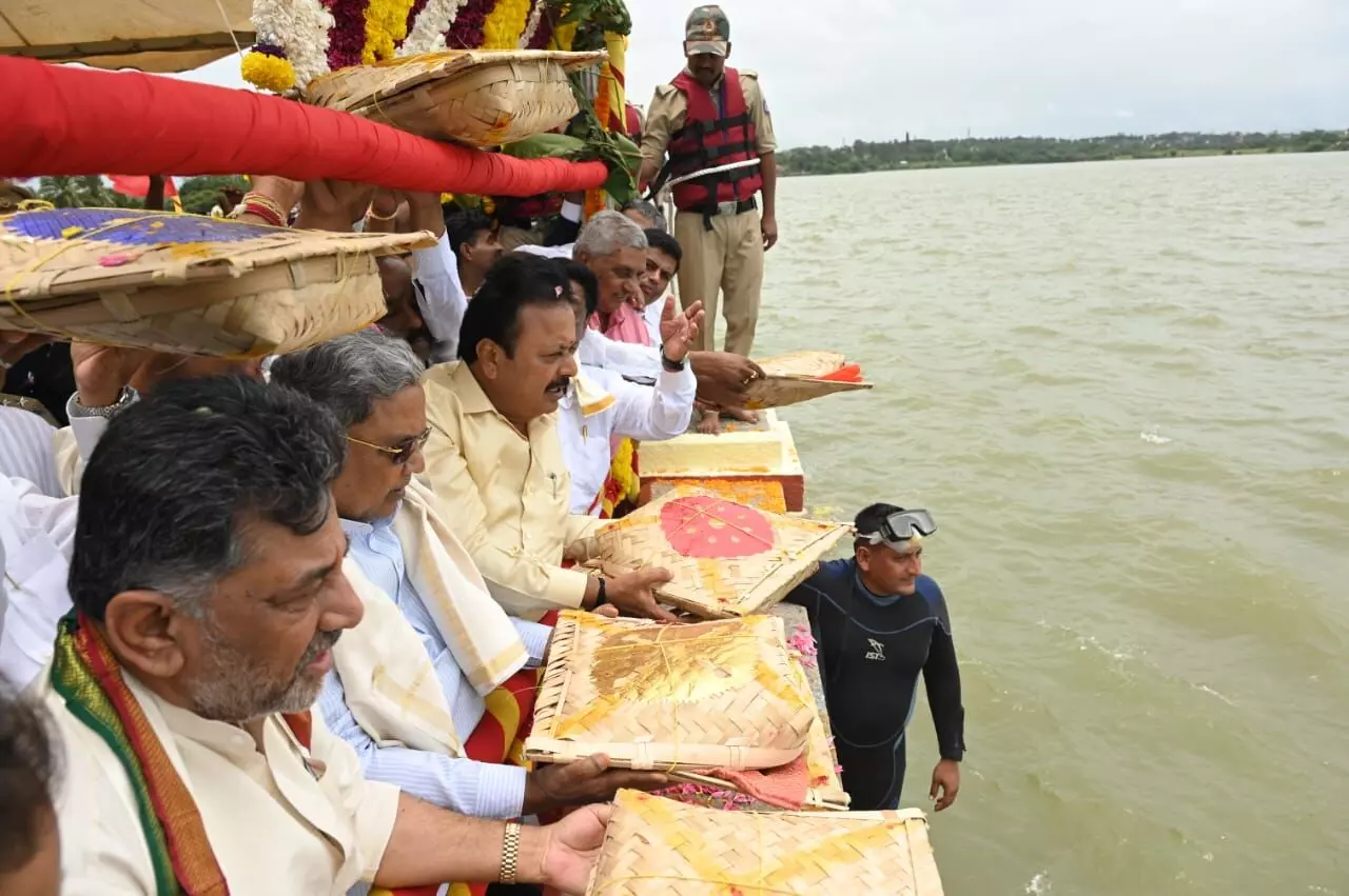 ಮಂಡ್ಯ: ಕೃಷ್ಣರಾಜಸಾಗರ ಜಲಾಶಯಕ್ಕೆ ಸಿದ್ದರಾಮಯ್ಯ ಬಾಗಿನ ಸಮರ್ಪಣೆ