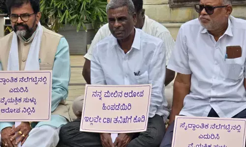 ಸಿದ್ದರಾಮಯ್ಯ ವಿರುದ್ಧ ಕೋಟ ಶ್ರೀನಿವಾಸ ಪೂಜಾರಿಯಿಂದ ವಿಧಾನಸೌಧದ ಎದುರು ಧರಣಿ