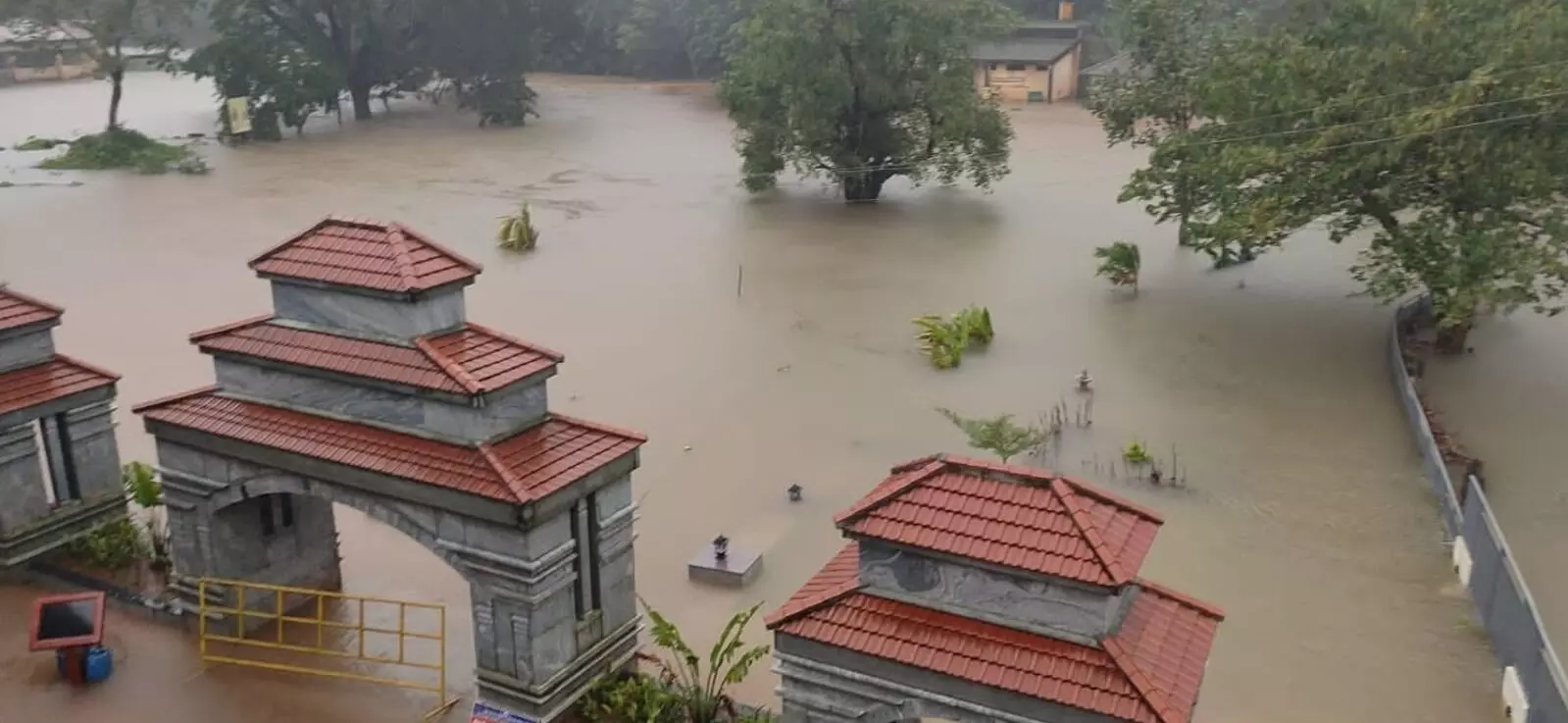 ಕೊಡಗಿನಲ್ಲಿ ಮುಂದುವರಿದ ಮಳೆ : ರೆಡ್ ಅಲರ್ಟ್ ಘೋಷಣೆ, ಜನರಲ್ಲಿ ಆತಂಕ ಕೊಡಗಿನಲ್ಲಿ ಮುಂದುವರಿದ ಮಳೆ : ರೆಡ್ ಅಲರ್ಟ್ ಘೋಷಣೆ, ಜನರಲ್ಲಿ ಆತಂಕ