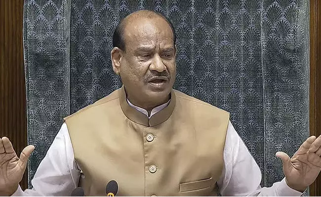 ಸಂಸತ್ತಿನ ಆವರಣದಲ್ಲಿ ರೈತರು ಮಾಧ್ಯಮದೊಂದಿಗಿನ ಮಾತನಾಡಿದ್ದನ್ನು ಉಲ್ಲಂಘನೆ ಎಂದು ಕರೆಯದಿರಿ | ಓಂ ಬಿರ್ಲಾರನ್ನು ಆಗ್ರಹಿಸಿದ ಕಾಂಗ್ರೆಸ್