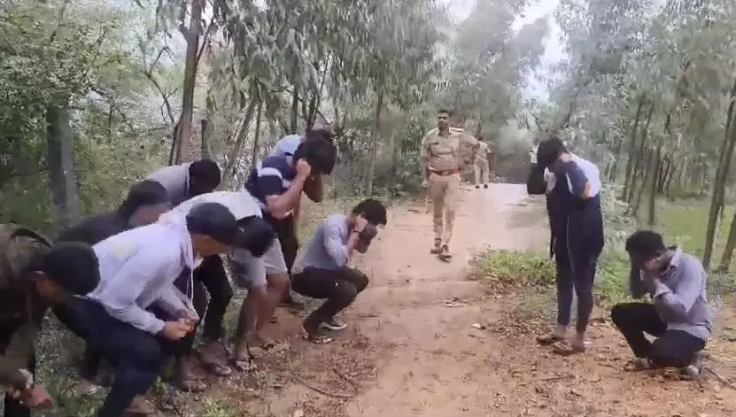 ಚಾಮರಾಜನಗರ | ಭರಚುಕ್ಕಿ ಜಲಪಾತದ ಅಪಾಯಕಾರಿ ಸ್ಥಳದಲ್ಲಿ ಸೆಲ್ಫಿ: ಪೊಲೀಸರಿಂದ ಯುವಕರಿಗೆ ಬಸ್ಕಿ ಶಿಕ್ಷೆ!