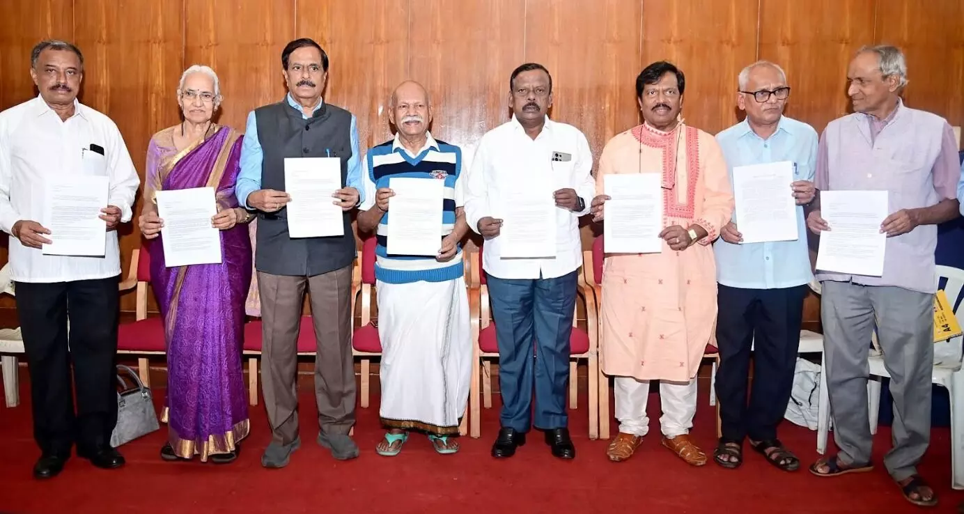 ‘ಕನ್ನಡಿಗರ ಉದ್ಯೋಗ ಮೀಸಲಾತಿಗೆ ಟೀಕೆ ಸರಿಯಲ್ಲ’ : ಮಸೂದೆ ಜಾರಿಗೊಳಿಸಲು ಸಾಹಿತಿ, ಚಿಂತಕರ ಪಟ್ಟು