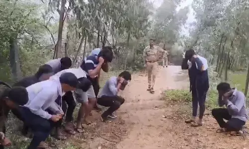 ಚಾಮರಾಜನಗರ | ಭರಚುಕ್ಕಿ ಜಲಪಾತದ ಅಪಾಯಕಾರಿ ಸ್ಥಳದಲ್ಲಿ ಸೆಲ್ಫಿ: ಪೊಲೀಸರಿಂದ ಯುವಕರಿಗೆ ಬಸ್ಕಿ ಶಿಕ್ಷೆ!