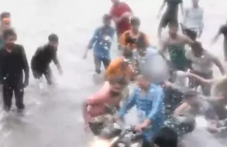 ಪ್ರವಾಹಪೀಡಿತ ರಸ್ತೆಯಲ್ಲಿ ಬೈಕ್ ನಲ್ಲಿ ತೆರಳುತ್ತಿದ್ದ ಮಹಿಳೆಗೆ ಕಿರುಕುಳ; ಉತ್ತರ ಪ್ರದೇಶದಲ್ಲಿ ನಡೆದ ಆಘಾತಕಾರಿ ಘಟನೆಯ ವಿಡಿಯೊ ವೈರಲ್ ಪ್ರವಾಹಪೀಡಿತ ರಸ್ತೆಯಲ್ಲಿ ಬೈಕ್ ನಲ್ಲಿ ತೆರಳುತ್ತಿದ್ದ ಮಹಿಳೆಗೆ ಕಿರುಕುಳ; ಉತ್ತರ ಪ್ರದೇಶದಲ್ಲಿ ನಡೆದ ಆಘಾತಕಾರಿ ಘಟನೆಯ ವಿಡಿಯೊ ವೈರಲ್