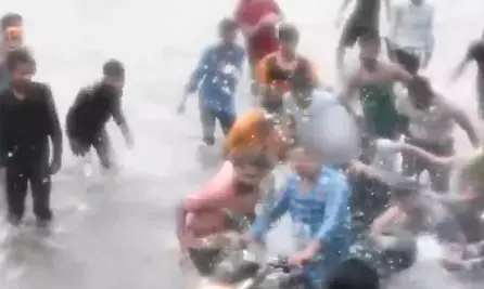 ಪ್ರವಾಹಪೀಡಿತ ರಸ್ತೆಯಲ್ಲಿ ಬೈಕ್ ನಲ್ಲಿ ತೆರಳುತ್ತಿದ್ದ ಮಹಿಳೆಗೆ ಕಿರುಕುಳ; ಉತ್ತರ ಪ್ರದೇಶದಲ್ಲಿ ನಡೆದ ಆಘಾತಕಾರಿ ಘಟನೆಯ ವಿಡಿಯೊ ವೈರಲ್