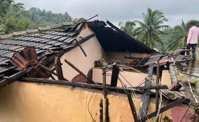 ಬಜಾಲ್: ಮನೆ ಕುಸಿತ; ಅಪಾಯದಿಂದ ಪಾರಾದ ಅಜ್ಜಿ-ಮೊಮ್ಮಗಳು