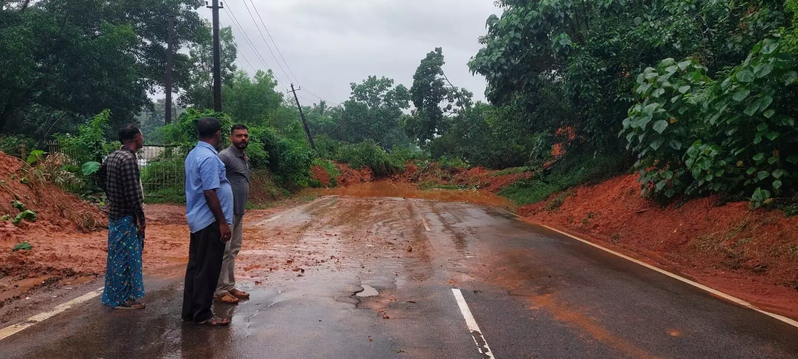 ಪುತ್ತೂರು | ತೆಂಕಿಲದಲ್ಲಿ ಗುಡ್ಡ ಕುಸಿತ: ಮಾಣಿ-ಮೈಸೂರು ರಾಷ್ಟ್ರೀಯ ಹೆದ್ದಾರಿ ಬಂದ್ ಪುತ್ತೂರು | ತೆಂಕಿಲದಲ್ಲಿ ಗುಡ್ಡ ಕುಸಿತ: ಮಾಣಿ-ಮೈಸೂರು ರಾಷ್ಟ್ರೀಯ ಹೆದ್ದಾರಿ ಬಂದ್