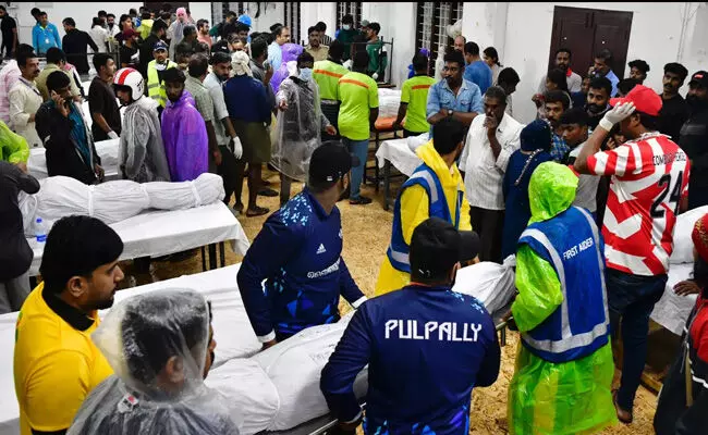 ವಯನಾಡ್ ಭೂಕುಸಿತ | ತಮ್ಮ ಪ್ರೀತಿ ಪಾತ್ರರ ಮೃತದೇಹಗಳಿಗಾಗಿ ಕಾಯುತ್ತಿರುವ ಕರ್ನಾಟಕದ ಸಂತ್ರಸ್ತರ ಕುಟುಂಬಗಳು ವಯನಾಡ್ ಭೂಕುಸಿತ | ತಮ್ಮ ಪ್ರೀತಿ ಪಾತ್ರರ ಮೃತದೇಹಗಳಿಗಾಗಿ ಕಾಯುತ್ತಿರುವ ಕರ್ನಾಟಕದ ಸಂತ್ರಸ್ತರ ಕುಟುಂಬಗಳು