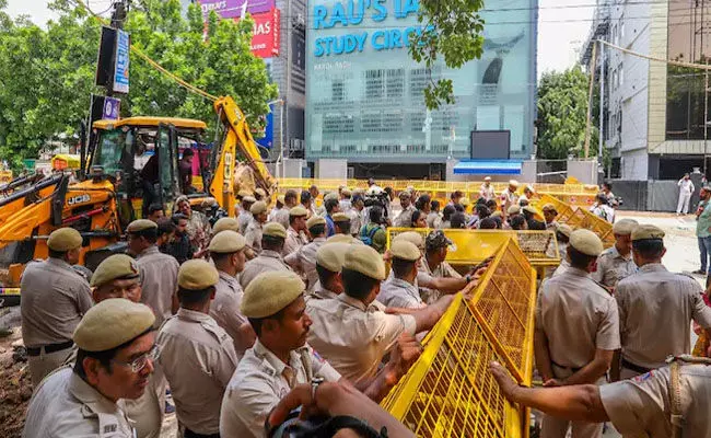 ಏನೋ ಪುಣ್ಯಕ್ಕೆ ನೀವು ಮಳೆನೀರಿಗೆ ದಂಡ ವಿಧಿಸಲಿಲ್ಲ ; ಪೋಲಿಸ್, ಎಂಸಿಡಿಗೆ ದಿಲ್ಲಿ ಹೈಕೋರ್ಟ್ ಛೀಮಾರಿ