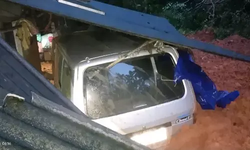 34 ನೆಕ್ಕಿಲಾಡಿ | ಮನೆ ಮೇಲೆ ಗುಡ್ಡ ಕುಸಿತ: ವಾಹನಗಳು ಜಖಂ