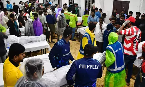 ವಯನಾಡ್ ಭೂಕುಸಿತ | ತಮ್ಮ ಪ್ರೀತಿ ಪಾತ್ರರ ಮೃತದೇಹಗಳಿಗಾಗಿ ಕಾಯುತ್ತಿರುವ ಕರ್ನಾಟಕದ ಸಂತ್ರಸ್ತರ ಕುಟುಂಬಗಳು