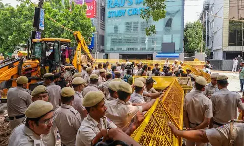 ಏನೋ ಪುಣ್ಯಕ್ಕೆ ನೀವು ಮಳೆನೀರಿಗೆ ದಂಡ ವಿಧಿಸಲಿಲ್ಲ ; ಪೋಲಿಸ್, ಎಂಸಿಡಿಗೆ ದಿಲ್ಲಿ ಹೈಕೋರ್ಟ್ ಛೀಮಾರಿ
