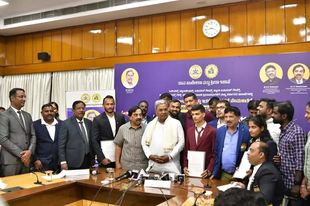 12 ಮಂದಿ ಸಾಧಕ ಕ್ರೀಡಾಪಟುಗಳಿಗೆ ಸರಕಾರಿ ಉದ್ಯೋಗ: ಅವಕಾಶ ಪತ್ರ ವಿತರಿಸಿದ ಸಿದ್ದರಾಮಯ್ಯ