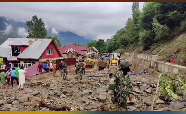 ಕಾಶ್ಮೀರ ಕಣಿವೆಯಲ್ಲಿ ಭೂಕುಸಿತ | ಸಂಪರ್ಕ ಕಡಿದುಕೊಂಡ ಶ್ರೀನಗರ-ಲೇಹ್ ರಾಷ್ಟ್ರೀಯ ಹೆದ್ದಾರಿ
