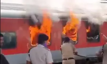 ವಿಶಾಖಪಟ್ಟಣಂ: ರೈಲು ನಿಲ್ದಾಣದಲ್ಲಿ ನಿಂತಿದ್ದ ಎಕ್ಸ್ ಪ್ರೆಸ್ ರೈಲಿಗೆ ಬೆಂಕಿ; ಮೂರು ಬೋಗಿಗಳು ಬೆಂಕಿಗಾಹುತಿ