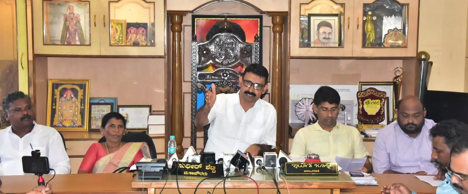 ಮಂಗಳೂರು ಮನಪಾ ವ್ಯಾಪ್ತಿಯ 10 ಬೀದಿಬದಿ ವ್ಯಾಪಾರಿಗಳಿಗೆ ಮಾತ್ರ ಗುರುತಿನ ಚೀಟಿ: ಮೇಯರ್