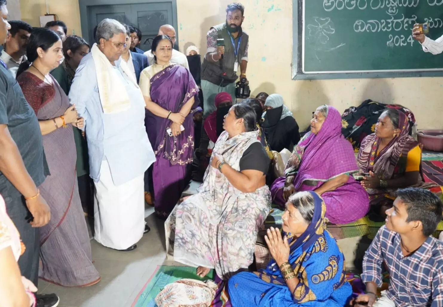 ಗೋಕಾಕ್ | ಪ್ರವಾಹ ಪೀಡಿತ ಸ್ಥಳಗಳಿಗೆ ಸಿಎಂ ಭೇಟಿ : ಕಾಳಜಿ ಕೇಂದ್ರದಲ್ಲಿ ಸಂತ್ರಸ್ತರ ಅಹವಾಲು ಆಲಿಸಿದ ಸಿದ್ದರಾಮಯ್ಯ ಗೋಕಾಕ್ | ಪ್ರವಾಹ ಪೀಡಿತ ಸ್ಥಳಗಳಿಗೆ ಸಿಎಂ ಭೇಟಿ : ಕಾಳಜಿ ಕೇಂದ್ರದಲ್ಲಿ ಸಂತ್ರಸ್ತರ ಅಹವಾಲು ಆಲಿಸಿದ ಸಿದ್ದರಾಮಯ್ಯ