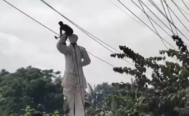 ಢಾಕಾದ ಬೀದಿಗಳಲ್ಲಿ ಧ್ವಜ ಬೀಸಿ ಸಂಭ್ರಮಿಸಿದ ಜನಸಮೂಹ | ಶೇಖ್ ಮುಜಿಬುರ್ ರೆಹಮಾನ್ ಪ್ರತಿಮೆ ಧ್ವಂಸ