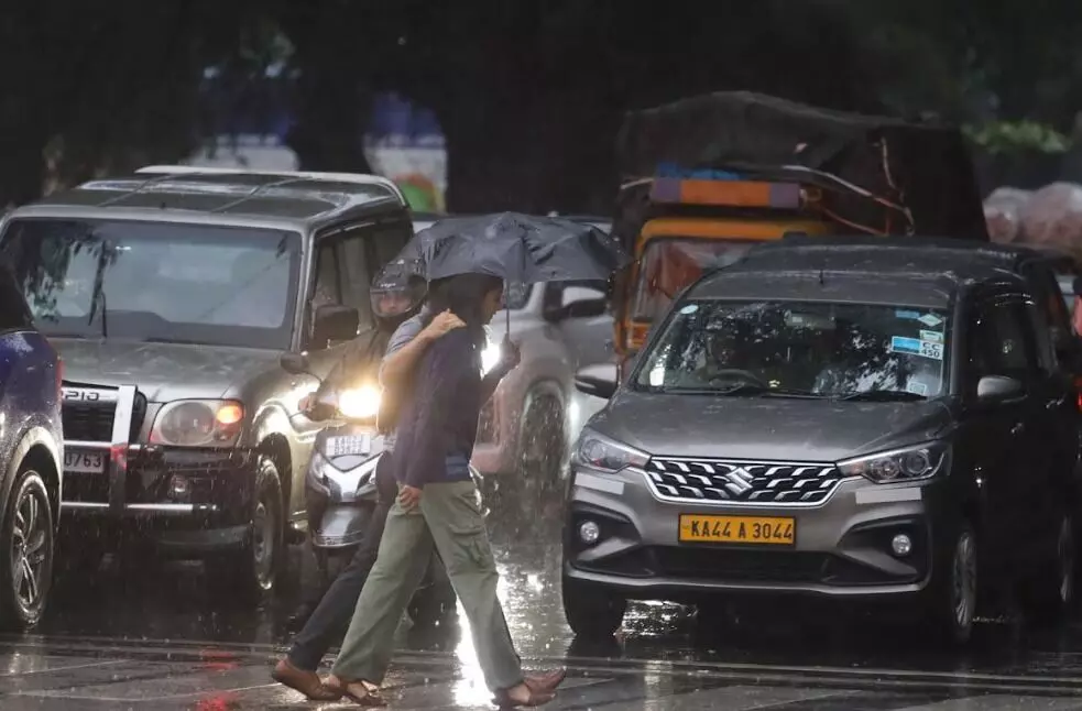 ಬೆಂಗಳೂರಿನಲ್ಲಿ ಮಳೆ ಅಬ್ಬರ : ಸಾರ್ವಜನಿಕರ ಸಂಚಾರಕ್ಕೆ ತೊಂದರೆ