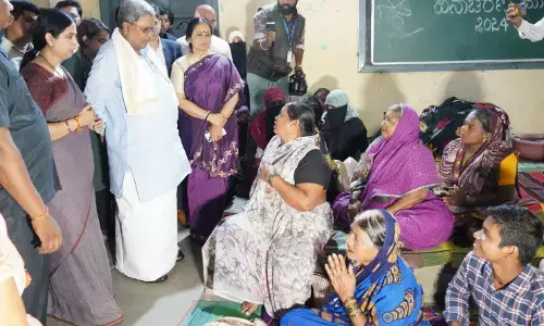 ಗೋಕಾಕ್ | ಪ್ರವಾಹ‌ ಪೀಡಿತ ಸ್ಥಳಗಳಿಗೆ ಸಿಎಂ ಭೇಟಿ : ಕಾಳಜಿ ಕೇಂದ್ರದಲ್ಲಿ ಸಂತ್ರಸ್ತರ ಅಹವಾಲು ಆಲಿಸಿದ ಸಿದ್ದರಾಮಯ್ಯ