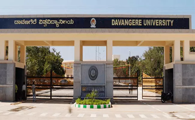 ದಾವಣಗೆರೆ | ಬಿಕಾಂ ಪರೀಕ್ಷೆಗೆ ಪ್ರಶ್ನೆ ಪತ್ರಿಕೆ ಜೊತೆ ಮುದ್ರಿತ ಉತ್ತರ ನೀಡಿದ ವಿವಿ! ದಾವಣಗೆರೆ | ಬಿಕಾಂ ಪರೀಕ್ಷೆಗೆ ಪ್ರಶ್ನೆ ಪತ್ರಿಕೆ ಜೊತೆ ಮುದ್ರಿತ ಉತ್ತರ ನೀಡಿದ ವಿವಿ!