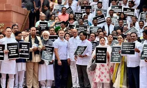 ಜೀವ, ಆರೋಗ್ಯ ವಿಮೆಯ ಕಂತಿನ ಮೇಲೆ ಜಿಎಸ್ಟಿ ವಿಧಿಸಿರುವುದನ್ನು ವಿರೋಧಿಸಿ ಇಂಡಿಯಾ ಮೈತ್ರಿಕೂಟ ಪಕ್ಷಗಳಿಂದ ಪ್ರತಿಭಟನೆ