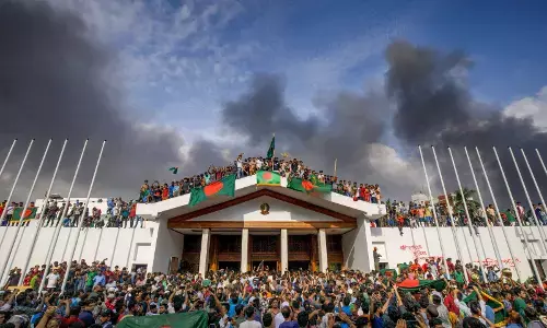 ‌PHOTOS| ಬಾಂಗ್ಲಾದಲ್ಲಿ ಹಿಂಸಾತಾಂಡವ: ಪ್ರಧಾನಿ ಶೇಕ್ ಹಸೀನಾ ರಾಜೀನಾಮೆ