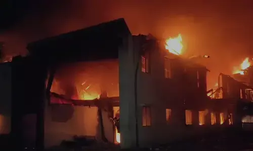 ಬೆಳಗಾವಿ | ಕಾರ್ಖಾನೆಯಲ್ಲಿ ಭಾರಿ ಅಗ್ನಿ ಅವಘಡ : ಹಲವರು ಸಿಲುಕಿರುವ ಶಂಕೆ?