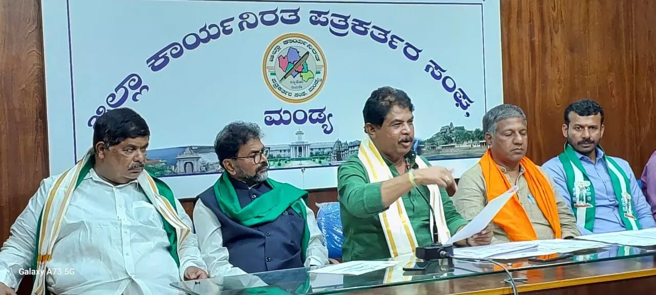 ಮುಡಾ ಪ್ರಕರಣ | ಸಿಎಂ ಸಿದ್ದರಾಮಯ್ಯ ರಾಜೀನಾಮೆ ಕೊಟ್ಟು ತನಿಖೆ ಎದುರಿಸಲಿ : ಆರ್.ಅಶೋಕ್ ಮುಡಾ ಪ್ರಕರಣ | ಸಿಎಂ ಸಿದ್ದರಾಮಯ್ಯ ರಾಜೀನಾಮೆ ಕೊಟ್ಟು ತನಿಖೆ ಎದುರಿಸಲಿ : ಆರ್.ಅಶೋಕ್
