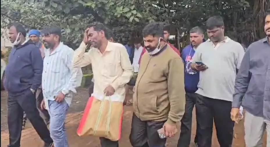 ಬೆಳಗಾವಿ | ಅಗ್ನಿ ದುರಂತದಲ್ಲಿ ಮಡಿದ ಮಗನ ಮೃತದೇಹದ ಅವಶೇಷಗಳನ್ನು ಕೈಚೀಲದಲ್ಲಿ ಹಾಕಿ ತಂದೆಗೆ ನೀಡಿದರು!