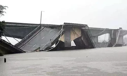 ಕಾರವಾರ | ಮುರಿದು ಬಿದ್ದ ಕಾಳಿ ಸೇತುವೆ: ನದಿಪಾಲಾದ ಲಾರಿ