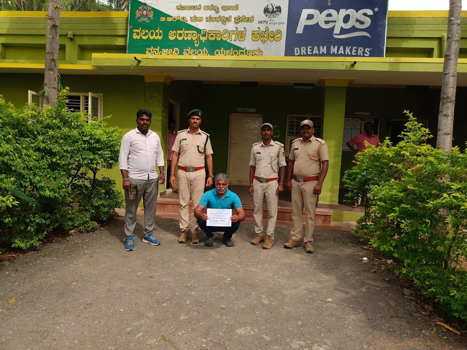 ಚಾಮರಾಜನಗರ: ಅಕ್ರಮವಾಗಿ ಅಳವಡಿಸಿದ್ದ ವಿದ್ಯುತ್ ತಂತಿ ಬೇಲಿ ಸ್ಪರ್ಶಿಸಿ ಕಡವೆ ಬಲಿ; ಓರ್ವನ ಬಂಧನ ಚಾಮರಾಜನಗರ: ಅಕ್ರಮವಾಗಿ ಅಳವಡಿಸಿದ್ದ ವಿದ್ಯುತ್ ತಂತಿ ಬೇಲಿ ಸ್ಪರ್ಶಿಸಿ ಕಡವೆ ಬಲಿ; ಓರ್ವನ ಬಂಧನ