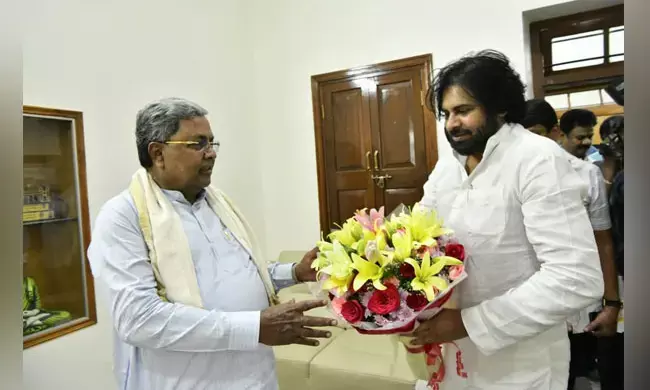 ಸಿಎಂ ಸಿದ್ದರಾಮಯ್ಯ ಅವರನ್ನು ಭೇಟಿ ಮಾಡಿದ ಆಂಧ್ರ ಡಿಸಿಎಂ ಪವನ್ ಕಲ್ಯಾಣ್ ಸಿಎಂ ಸಿದ್ದರಾಮಯ್ಯ ಅವರನ್ನು ಭೇಟಿ ಮಾಡಿದ ಆಂಧ್ರ ಡಿಸಿಎಂ ಪವನ್ ಕಲ್ಯಾಣ್