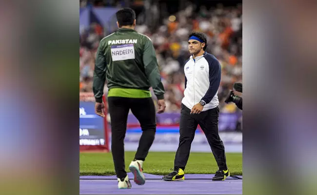 ಚಿನ್ನ ಗೆದ್ದ ಅರ್ಷದ್ ಗೆ ನೆರವಾಗಿದ್ದ ನೀರಜ್ ಚೋಪ್ರಾ ಚಿನ್ನ ಗೆದ್ದ ಅರ್ಷದ್ ಗೆ ನೆರವಾಗಿದ್ದ ನೀರಜ್ ಚೋಪ್ರಾ