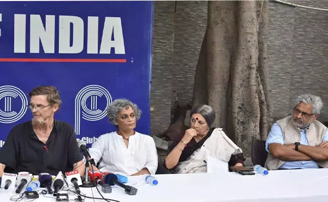 ಫೆಲೆಸ್ತೀನ್‌ ಪರ ರ‍್ಯಾಲಿ | ಅರ್ಥಶಾಸ್ತ್ರಜ್ಞ ಜೀನ್ ಡ್ರೆಝ್, ಸಿಪಿಐ ನಾಯಕಿ ಆ್ಯನಿ ರಾಜಾ ಪೊಲೀಸ್ ವಶಕ್ಕೆ