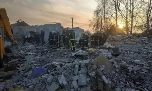 ಉಕ್ರೇನ್ ನ ಪಟ್ಟಣದ ಮೇಲೆ ರಶ್ಯದ ವಾಯುದಾಳಿ | ಕನಿಷ್ಠ 10 ಮಂದಿ ಮೃತ್ಯು