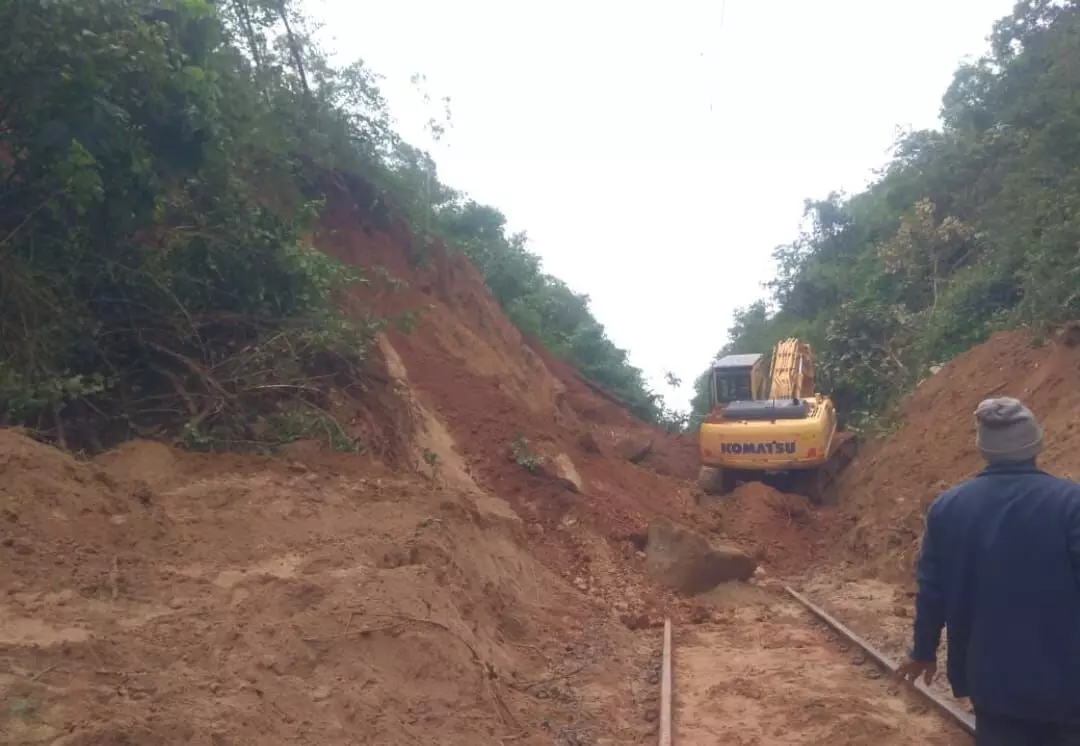 ಸಕಲೇಶಪುರ: ರೈಲ್ವೆ ಹಳಿ ಮೇಲೆ ಮತ್ತೆ ಮಣ್ಣು ಕುಸಿತ; ಮಂಗಳೂರು- ಹಾಸನ ರೈಲು ಸಂಚಾರ ಸ್ಥಗಿತ