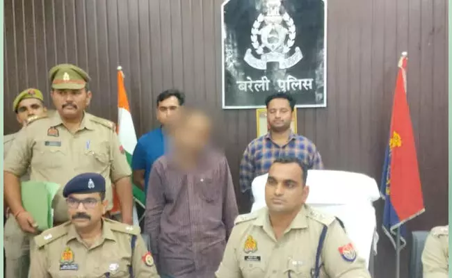 ಉತ್ತರ ಪ್ರದೇಶ: ಮಧ್ಯವಯಸ್ಕ ಮಹಿಳೆಯರನ್ನು ಗುರಿಯಾಗಿಸಿ ಹತ್ಯೆ ನಡೆಸುತ್ತಿದ್ದ ಸರಣಿ ಹಂತಕನ ಬಂಧನ ಉತ್ತರ ಪ್ರದೇಶ: ಮಧ್ಯವಯಸ್ಕ ಮಹಿಳೆಯರನ್ನು ಗುರಿಯಾಗಿಸಿ ಹತ್ಯೆ ನಡೆಸುತ್ತಿದ್ದ ಸರಣಿ ಹಂತಕನ ಬಂಧನ