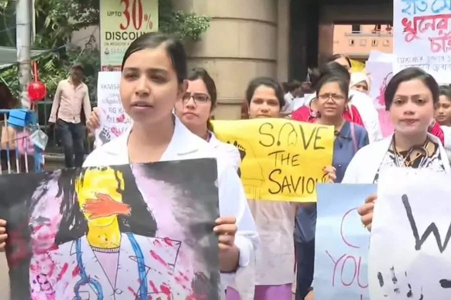 ಕೋಲ್ಕತ್ತಾ ವೈದ್ಯೆಯ ಹತ್ಯೆ: ಲೈಂಗಿಕ ದೌರ್ಜನ್ಯದಿಂದ ಸಾವು ಎಂದ ಮರಣೋತ್ತರ ಪರೀಕ್ಷಾ ವರದಿ ಕೋಲ್ಕತ್ತಾ ವೈದ್ಯೆಯ ಹತ್ಯೆ: ಲೈಂಗಿಕ ದೌರ್ಜನ್ಯದಿಂದ ಸಾವು ಎಂದ ಮರಣೋತ್ತರ ಪರೀಕ್ಷಾ ವರದಿ