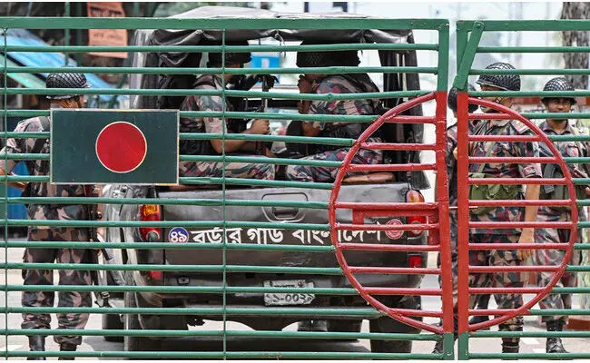 ಬಾಂಗ್ಲಾದೇಶದ ಸಾವಿರಾರು ಪ್ರಜೆಗಳಿಂದ ಭಾರತದ ಗಡಿ ದಾಟಲು ಯತ್ನ