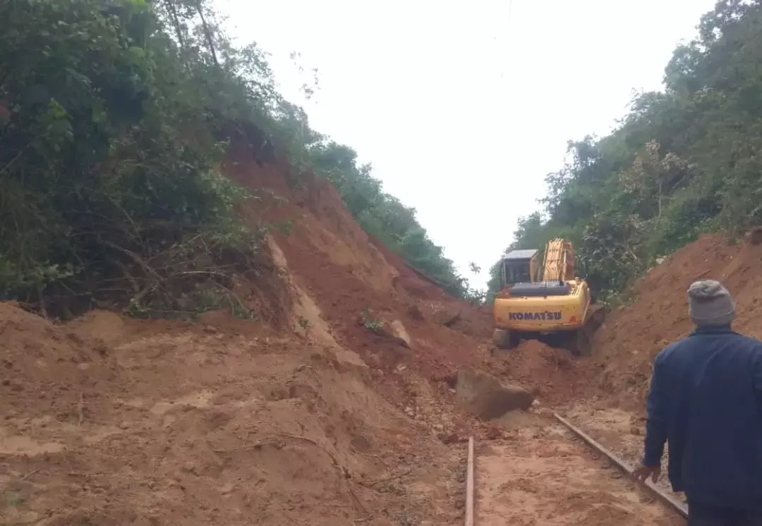 ಸಕಲೇಶಪುರ: ರೈಲ್ವೆ ಹಳಿ ಮೇಲೆ ಮತ್ತೆ ಮಣ್ಣು ಕುಸಿತ; ಮಂಗಳೂರು- ಹಾಸನ ರೈಲು ಸಂಚಾರ ಸ್ಥಗಿತ