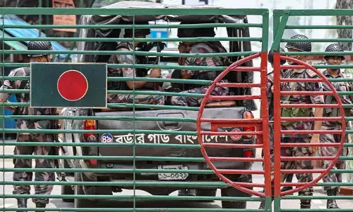 ಬಾಂಗ್ಲಾದೇಶದ ಸಾವಿರಾರು ಪ್ರಜೆಗಳಿಂದ ಭಾರತದ ಗಡಿ ದಾಟಲು ಯತ್ನ