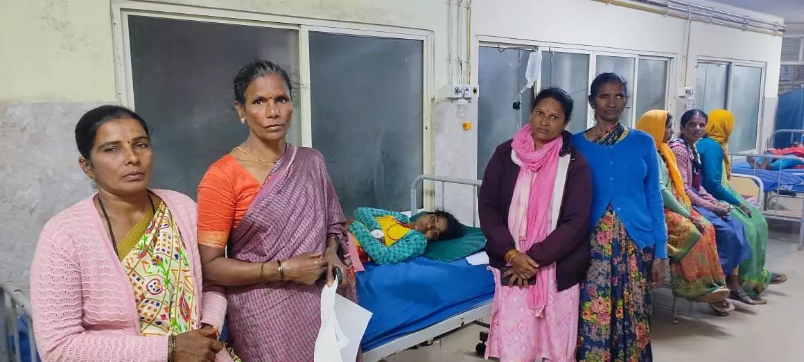 ಹಾಸನ |  ಭತ್ತ ನಾಟಿ ಮಾಡುತ್ತಿದ್ದ ವೇಳೆ ಸಿಡಿಲು ಬಡಿತ : 15 ಜನ ಆಸ್ಪತ್ರೆಗೆ ದಾಖಲು, ಓರ್ವ ಮಹಿಳೆ ಗಂಭೀರ