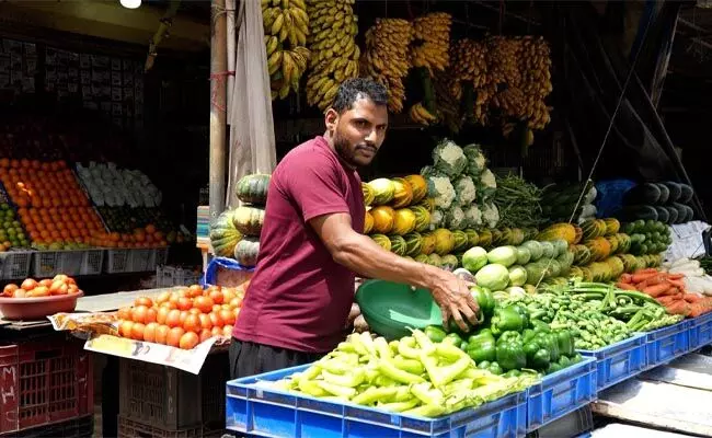 ಸರಕಾರಿ ಶಾಲೆಗಳಿಗೆ ತರಕಾರಿ ವ್ಯಾಪಾರಿ ಶರೀಫ್ ರ ಅಳಿಲು ಸೇವೆ ಸರಕಾರಿ ಶಾಲೆಗಳಿಗೆ ತರಕಾರಿ ವ್ಯಾಪಾರಿ ಶರೀಫ್ ರ ಅಳಿಲು ಸೇವೆ