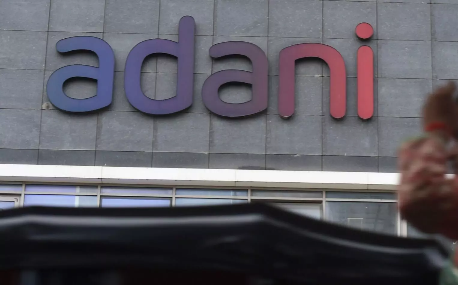 ಸೆಬಿ ಮುಖ್ಯಸ್ಥೆ ವಿರುದ್ಧ ಆರೋಪ ಹೊತ್ತ ಹಿಂಡೆನ್‌ಬರ್ಗ್‌ ವರದಿ ಬೆನ್ನಲ್ಲೇ ಅದಾನಿ ಸಂಸ್ಥೆಗಳ ಷೇರುಗಳ ಮೌಲ್ಯ ಶೇ. 7ರಷ್ಟು ಕುಸಿತ