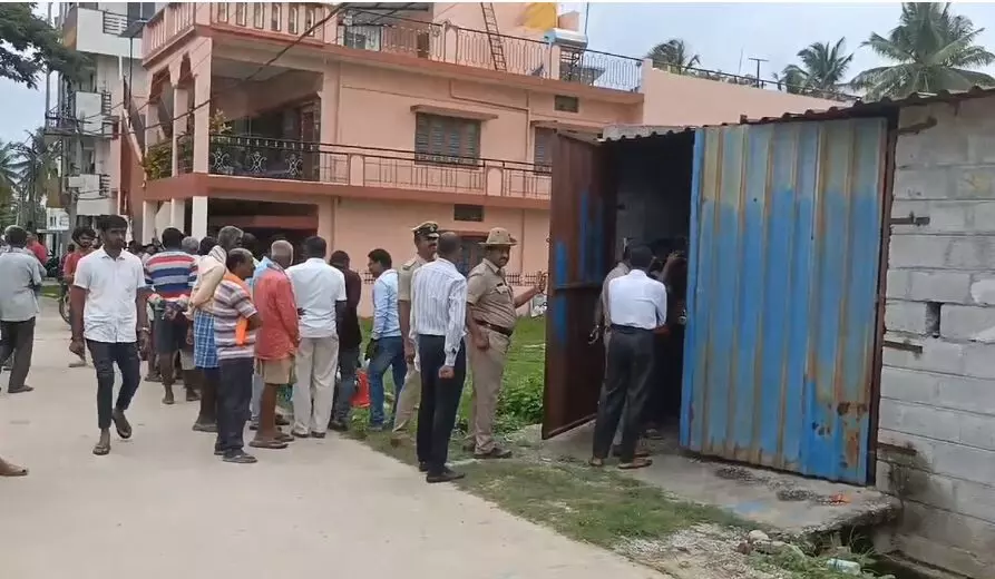 ತುಮಕೂರು | ಮಲಗಿದ್ದ ವ್ಯಕ್ತಿಯ ತಲೆ ಮೇಲೆ ಇಟ್ಟಿಗೆ ಎತ್ತಿಹಾಕಿ ಕೊಲೆ ತುಮಕೂರು | ಮಲಗಿದ್ದ ವ್ಯಕ್ತಿಯ ತಲೆ ಮೇಲೆ ಇಟ್ಟಿಗೆ ಎತ್ತಿಹಾಕಿ ಕೊಲೆ